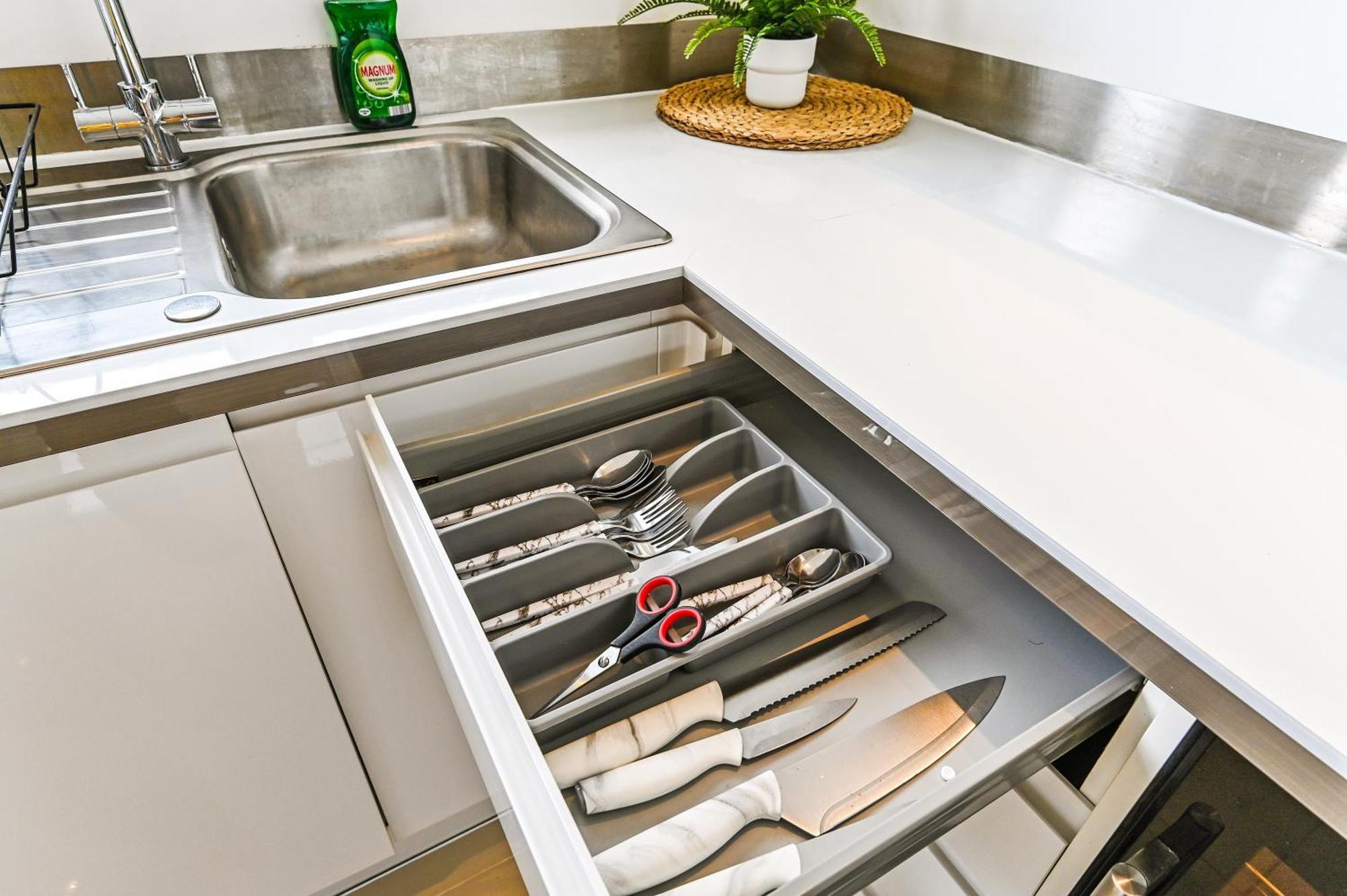 Family 1 Bed Apt Near Cardiff City Centre, Free Parking, Quiet, Secure Neighbourhood Buitenkant foto
